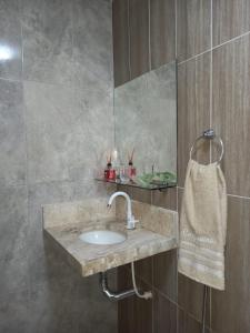 马拉戈日Parque dos Coqueiros- Bangalos e Suites的一间带水槽和镜子的浴室
