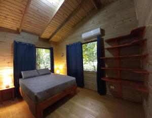 乌维塔Cabinas Costa Tropicana的小木屋内一间卧室,配有一张床