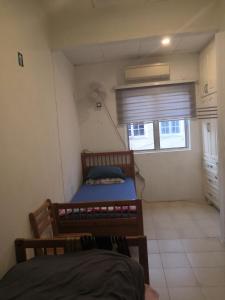 Kampong Belah DuaSutera Damai Homestay的一间卧室设有两张双层床和一扇窗户。