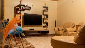 基苏木Jaja's One Bedroom near Ciala Resort Kisumu的客厅配有平面电视和两张沙发。
