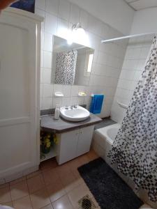 迈普OliWine hostel的浴室配有盥洗盆、镜子和浴缸