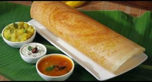 海得拉巴Hotel White Fields Hitec City, Hyderabad的一大盘食物,有面包和汤碗