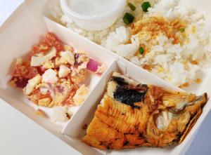马尼拉RedDoorz at Samat Mandaluyong的一大盒饭,一粒鱼