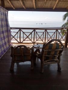 班布里齐瓦海滩度假酒店的海景阳台上的两把椅子