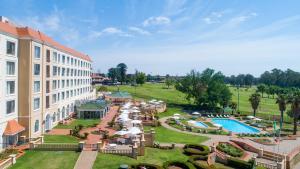 弗里尼欣Riviera on Vaal Resort的享有带游泳池的度假村的空中景致