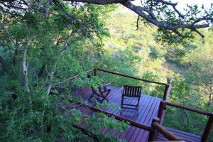 巴卢莱自然保护区Parsons Hilltop Safari Camp的木制甲板上摆放着椅子