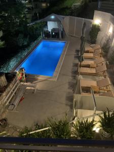 伊加洛Al Mare的夜间游泳池周围设有躺椅