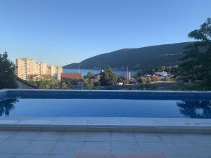 伊加洛Al Mare的享有水景的游泳池