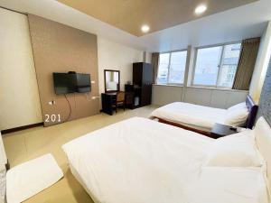 花莲市花蓮花見你民宿的酒店客房设有两张床和一台平面电视。