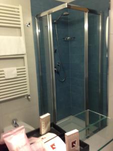 圣乔瓦尼·罗通多维托瑞亚酒店的带淋浴的浴室和玻璃门