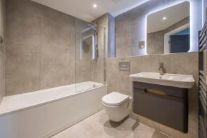 约克Icona的浴室配有盥洗盆、卫生间和浴缸。