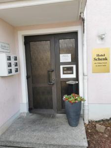 皮尔马森斯Hotel Schenk的门前有一扇鲜花的门