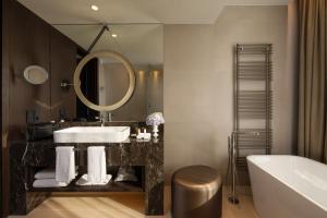 卢布尔雅那卢布尔雅那洲际酒店的一间带水槽、浴缸和镜子的浴室