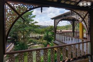 Ban Pak NgamKongkarn Resort and Farmstay的阳台享有花园景色。