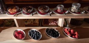 利维尼奥嘉丽酒店的摆放着一碗甜点和一碗浆果的架子