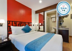 曼谷Arawana Express Chinatown的一间卧室设有一张大床和红色的墙壁