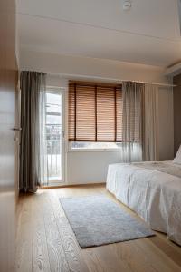 塔库沃里Tahko SPA Luxury Suite Orange B5 with Mountain View的一间卧室设有一张床和一个大窗户