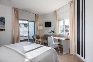 雅弗郎其特拉玛尔酒店的酒店客房设有一张床、一张书桌和窗户。