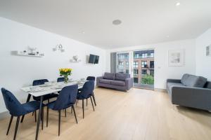 伦敦Regents North London Apartments的客厅配有桌椅和沙发