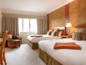 卢拉Fairmont Resort & Spa Blue Mountains MGallery by Sofitel的酒店客房,配有两张床和椅子