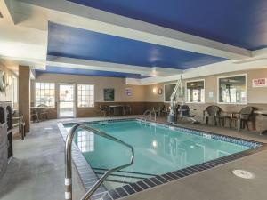 堪萨斯城堪萨斯城机场拉昆塔套房酒店的一座拥有蓝色天花板的大型游泳池