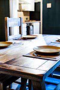 克利索普斯Sunrise Beach House的厨房里一张带盘子的木桌