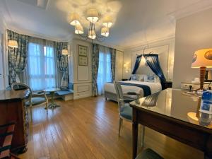 巴黎加瓦尼酒店的一间卧室配有一张床和一张书桌