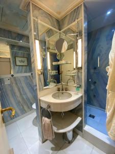 巴黎加瓦尼酒店的一间带水槽和镜子的浴室