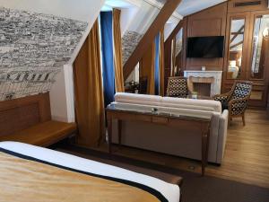 巴黎加瓦尼酒店的酒店客房设有两张床和电视。