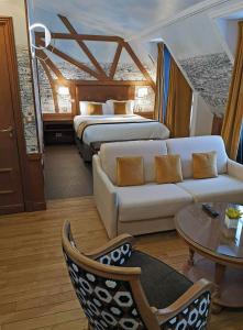 巴黎加瓦尼酒店的一间带两张床和一张沙发的客厅