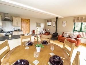 贝尔特比特12 Cornadarragh的厨房以及带木桌和椅子的客厅。