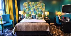 波特拉什Elephant Rock Hotel的一间卧室配有一张带大床头板的床