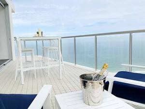 黄金海岸Air on Broadbeach Beachfront 2Level stunning apartment with 180 degree views的一个带桌椅的海景阳台