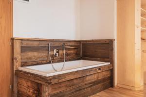 菲耶Huberhof的木墙客房内的浴缸