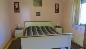 蓬卡哈尤Mannimaatila Tera Lux的一间卧室,配有带2个床头柜的床