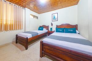 波帕扬Ayenda Pakande的一间卧室设有两张床和窗户。