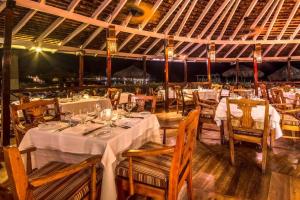 拉纳韦贝Royal Decameron Club Caribbean Resort - All Inclusive的一间设有白色桌椅的用餐室