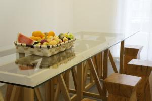 圣塞瓦斯蒂安罗尔迪亚旅馆的坐在桌子上的一碗水果