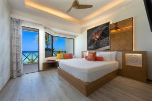 马累OBLU XPERIENCE Ailafushi - All Inclusive with Free Transfers的一间卧室设有一张大床和一个大窗户