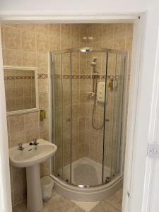 KirkconnelQueensberry arms hotel的带淋浴和盥洗盆的浴室