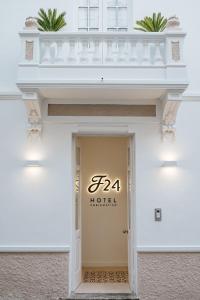 圣克鲁斯-德特内里费Emblemático F24-Only Adults B&B的门上标有faa酒店标志的白色建筑