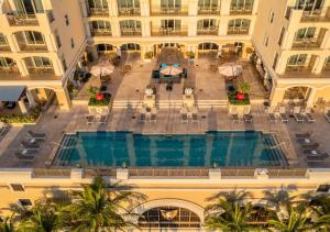 劳德代尔堡大西洋Spa酒店的享有酒店庭院的空中景致,设有游泳池
