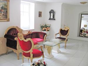 梅明根斯多辰法尔布公寓的客厅配有两把椅子和一张玻璃桌