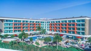 奎特里拉水上表演公园酒店的享有酒店空中美景,设有游泳池