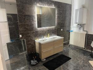 鲁昂Golden Suite - JACUZZI SAUNA的一间带水槽和镜子的浴室