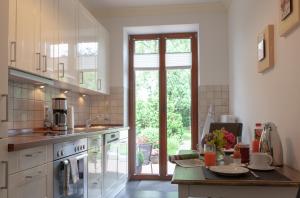 弗伦斯堡Stadthaus Jürgensby的厨房配有带水槽的柜台和窗户。