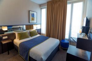 巴黎夏林克洛斯酒店的配有一张床和一张书桌的酒店客房