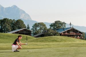 米特西尔Pension Oberbräu的女人在高尔夫球场打高尔夫