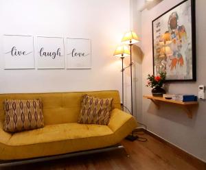 尼亚·蒙达尼亚Bianca Suites的客厅设有黄色沙发