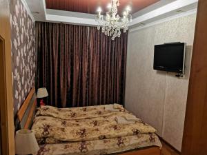 Apartment Lux Centr 2BedRooms near Aristocrat Prospect Soborniy客房内的一张或多张床位